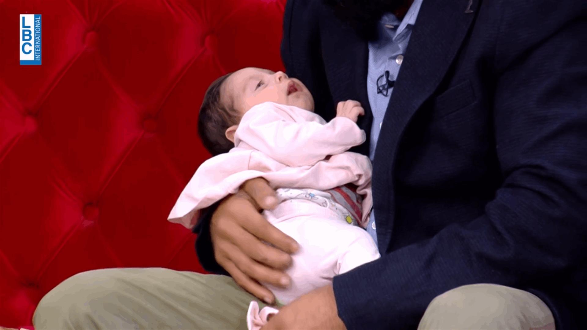 شكّ في هوية طفلته واتهم حماته باستبدالها في المستشفى... فحص الحمض النووي يكشف المستور وهذه النتائج! 