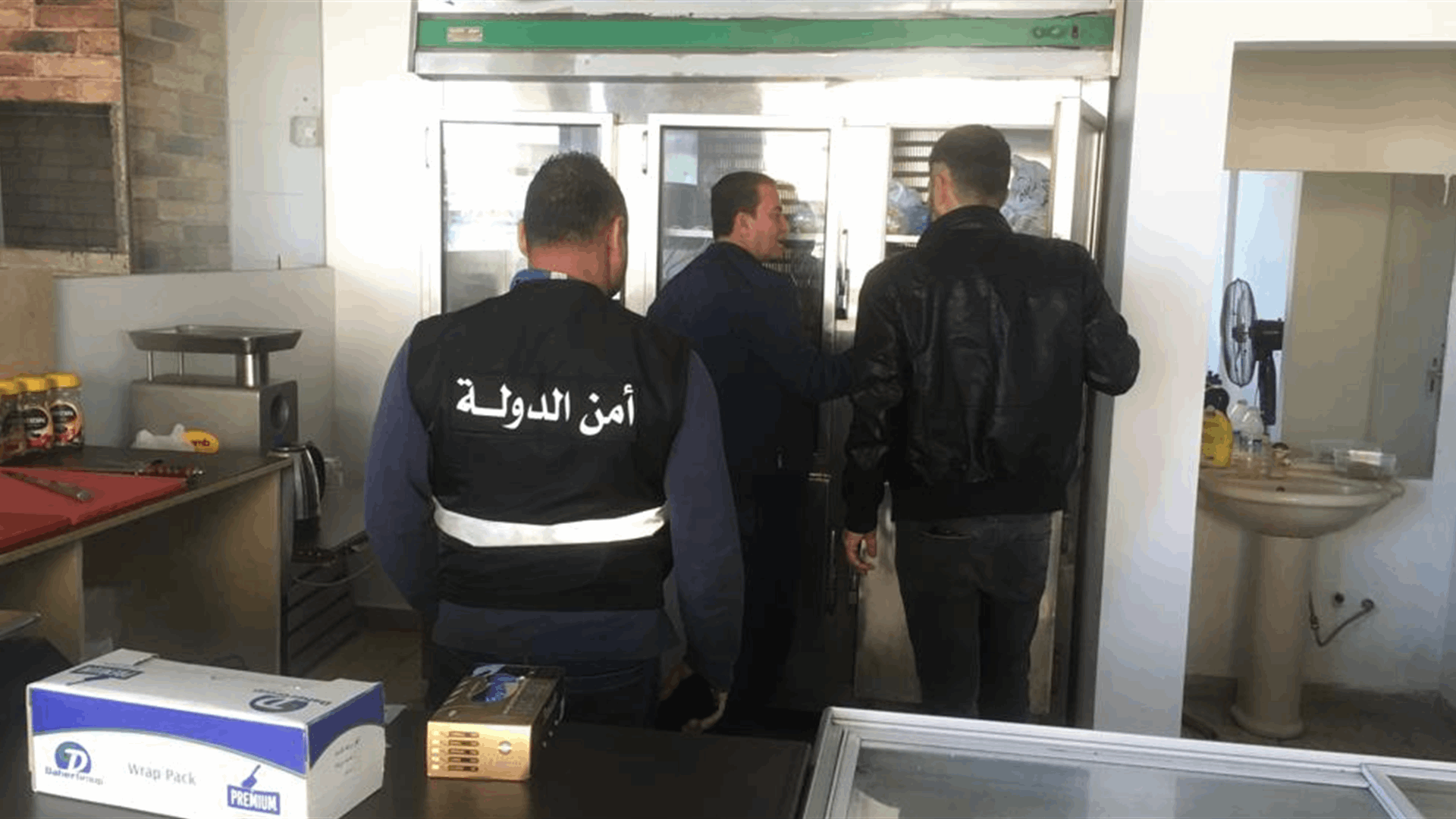إنذارات لأصحاب مطاعم وملاحم في شكا لعدم الإلتزام بشروط النظافة والسلامة العامة