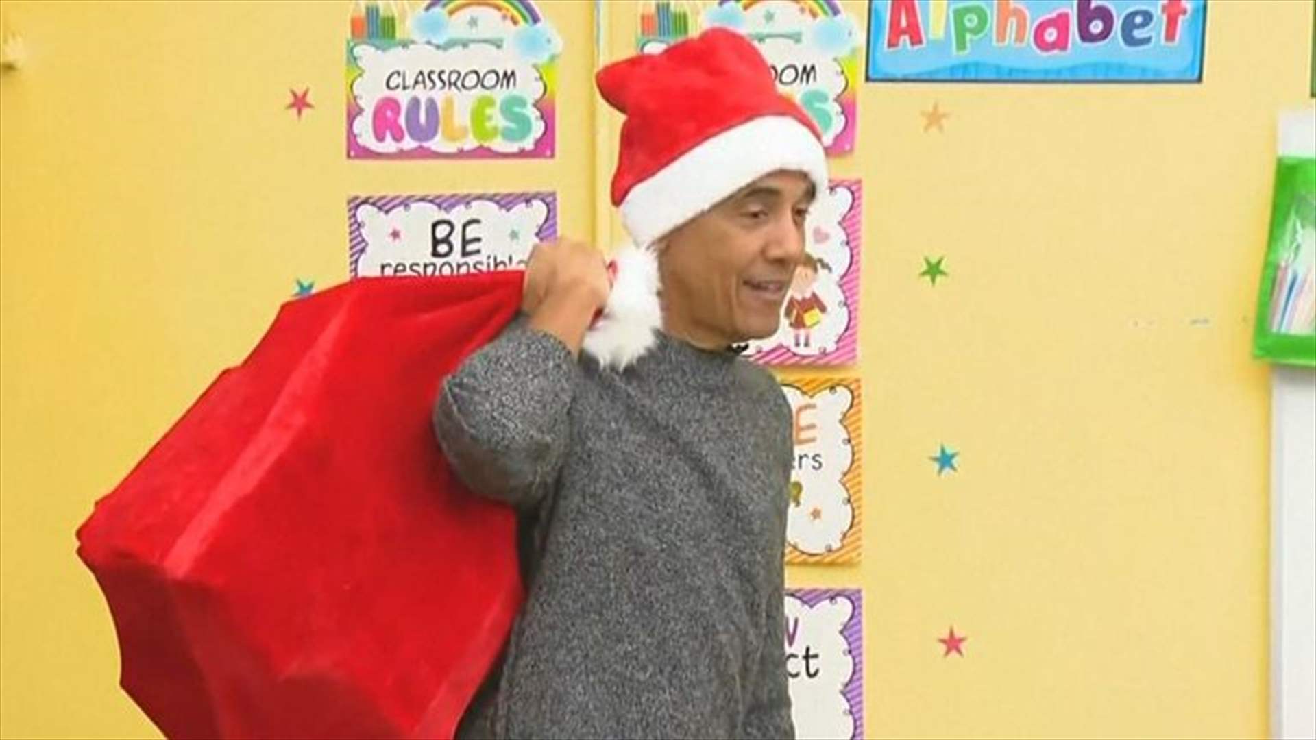 لنشر بهجة عيد الميلاد... الرئيس الأميركي الأسبق باراك أوباما يفاجئ مجموعة من التلاميذ متنكراً بزي &quot;سانتا&quot;!