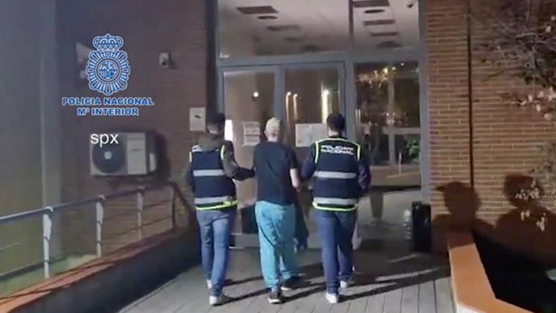بعد قرابة عقد من فراره.. القبض على قاتل زوجته وهذه التفاصيل!
