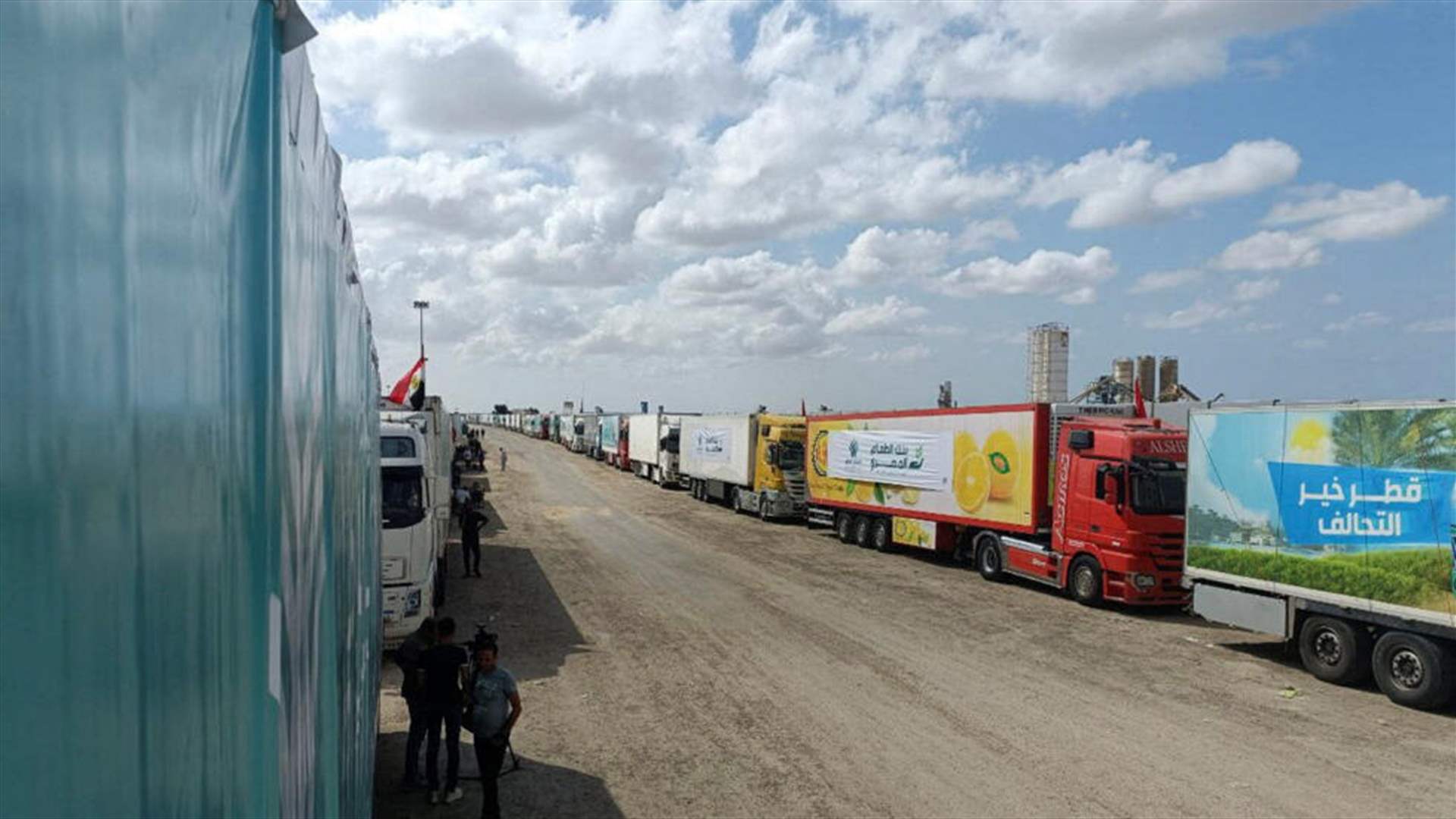 دخول أولى الشاحنات المحمّلة بضائع تجارية إلى غزة منذ بدء الحرب 