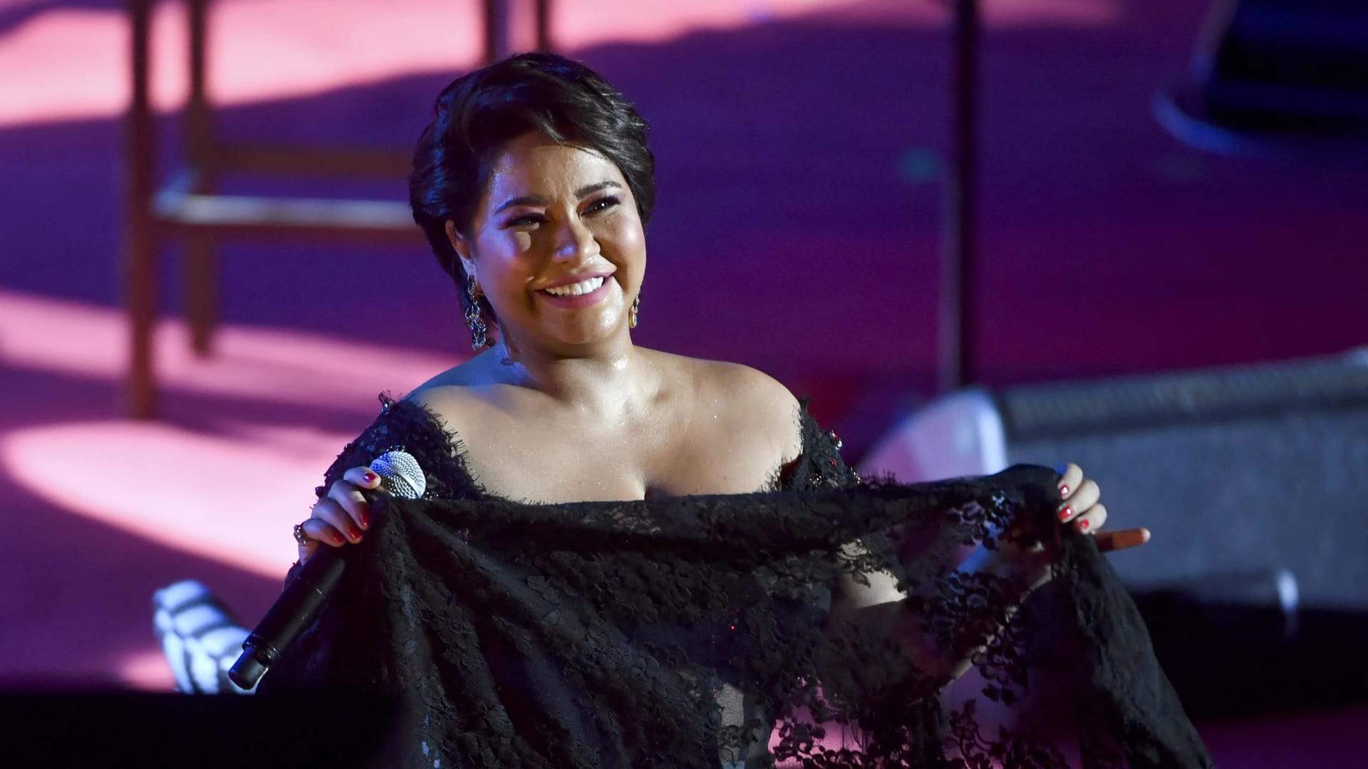 إعلامي يهاجم شيرين عبد الوهاب: تعلّمي من نانسي عجرم