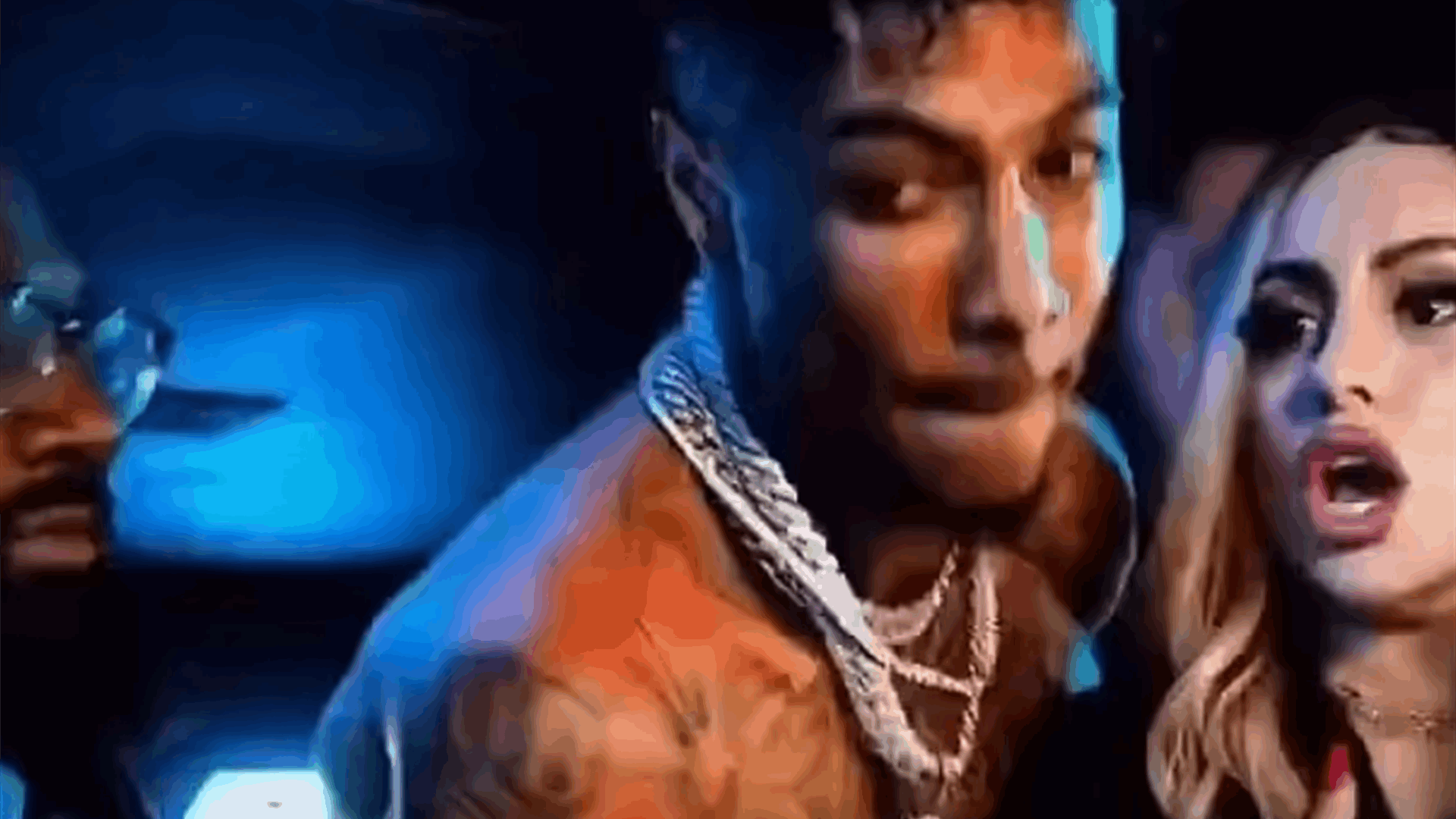 ادعت حبيبة Blueface أن احدى معجباته قذفتها بمكعبات الثلج... استدعاها الى المسرح ثم رماها أرضا وهذا ما فعله لاحقا! (فيديو)