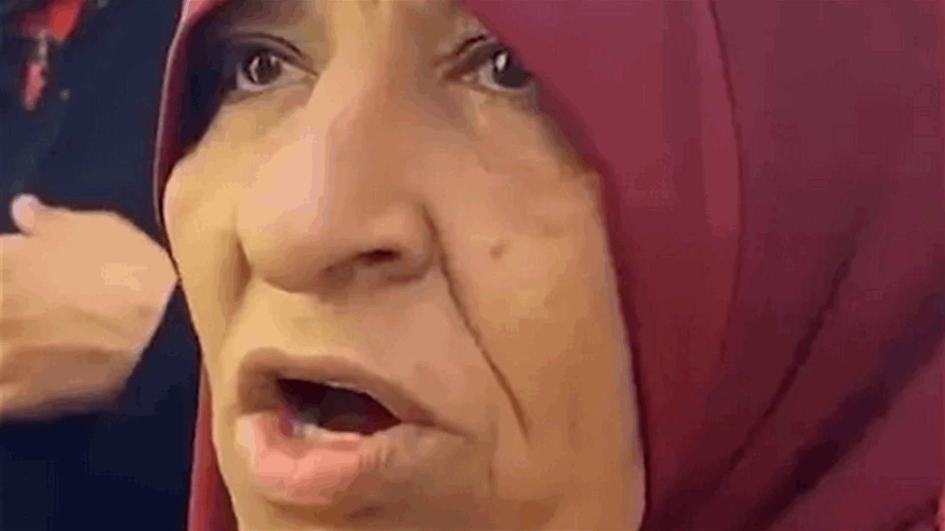 "ماحد يقدر يشتري لقمة يأكلها"...صرخة امرأة نازحة ترجمت معاناة الفلسطينيين! (فيديو)