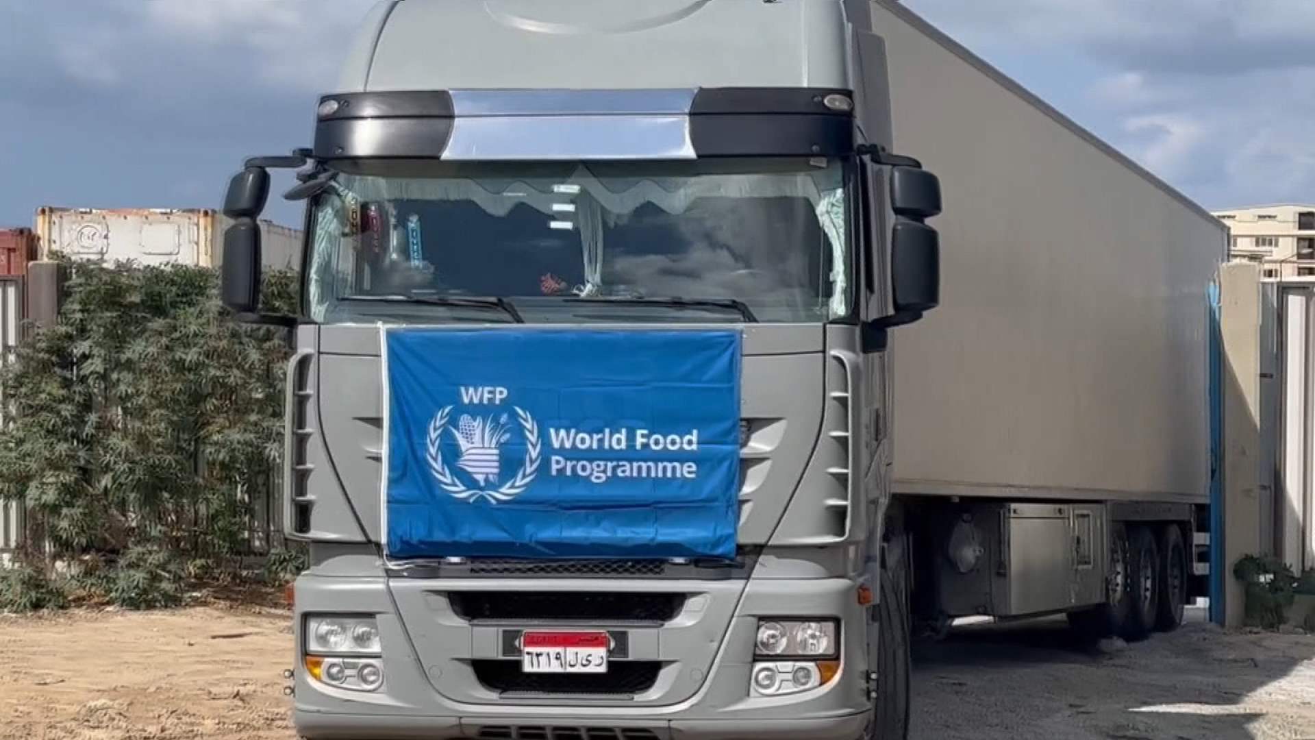 WFP&#39;s first aid convoy from Jordan reaches Gaza