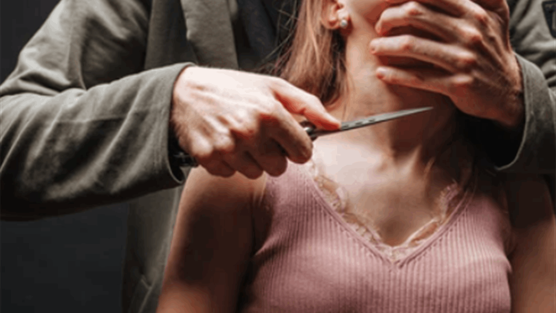 هاجم حبيبته وطعنها بآلة حادة...وهذا ما فعله مع والدتها بعد أن هربت!