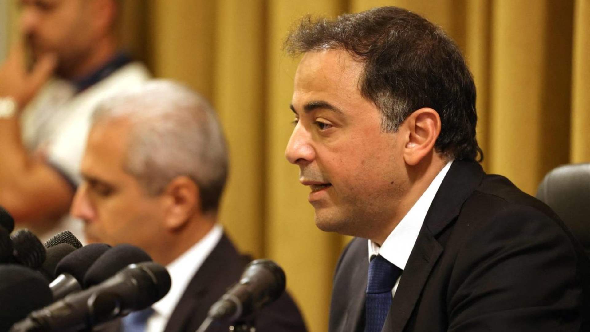 منصوري لموظّفي "الأسواق المالية": الاستقالة أو الاستيداع (الأخبار)