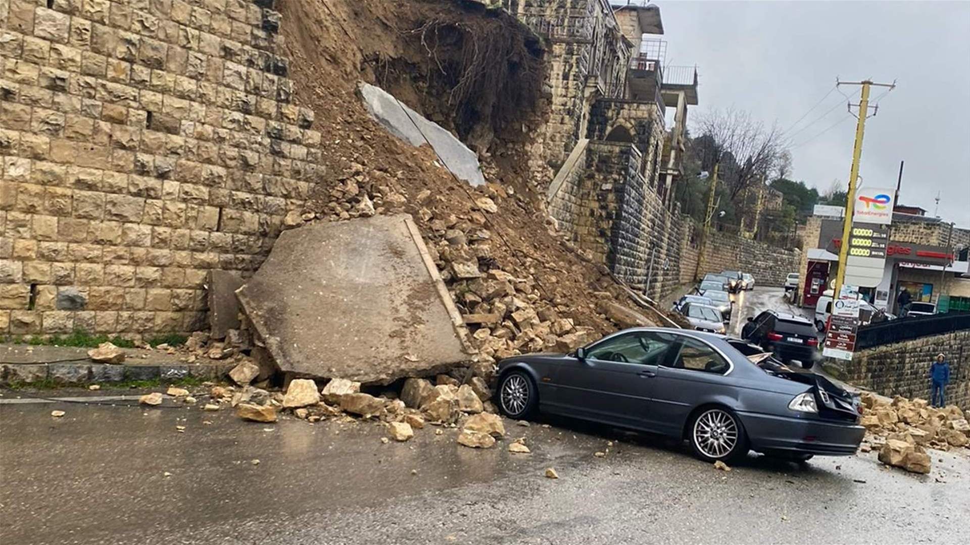 إنهيار حائط ضخم في ساحة بيت الدين جراء السيول وتساقط الأمطار بكثافة ما أدى إلى تضرر سيارة من دون وقوع إصابات