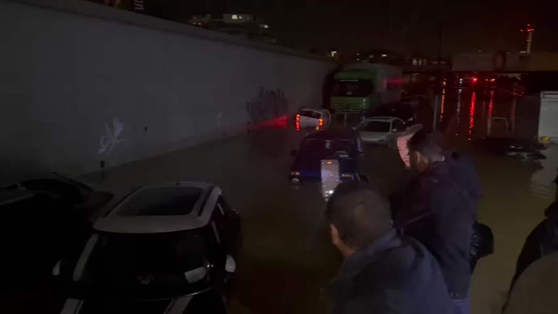 بعد الأمطار الغزيرة... طرقات عائمة بالمياه ومواطنون عالقون في سياراتهم (فيديوهات)