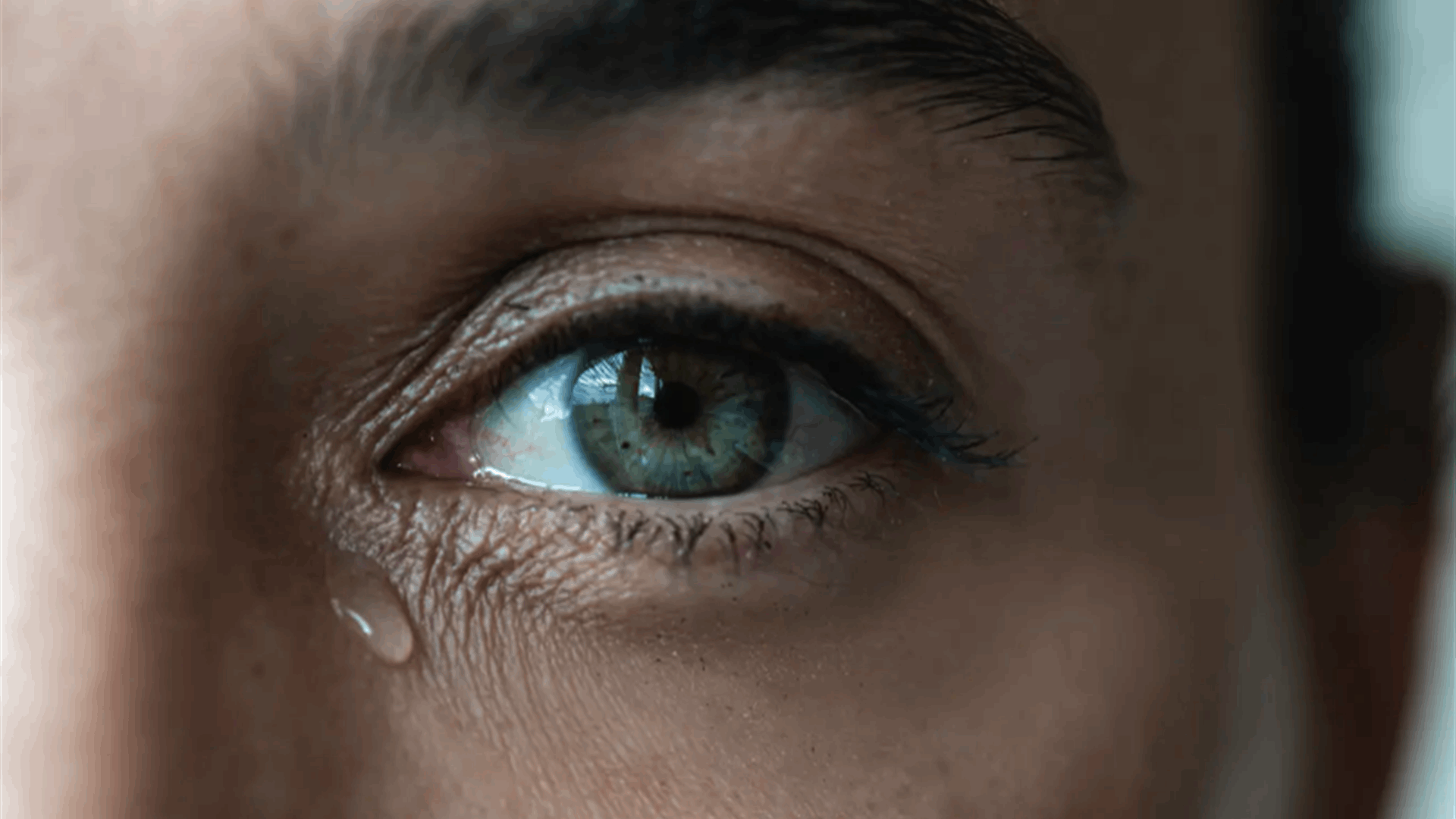 لدموع النساء رائحة... وهذا ما تفعله بالرجال!