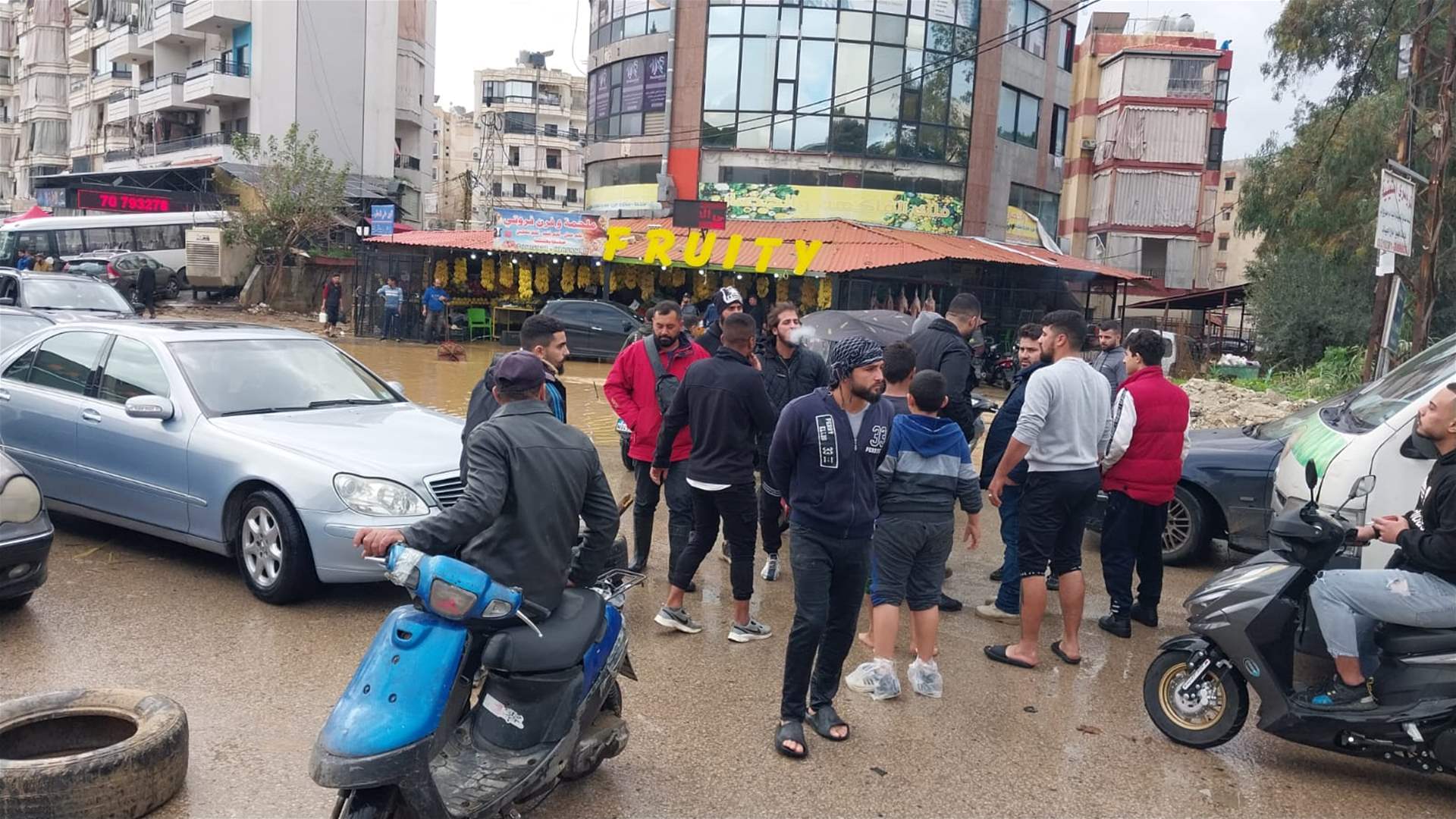 قطع طريق كفرشيما احتجاجا على دخول المياه المحلات والمنازل
