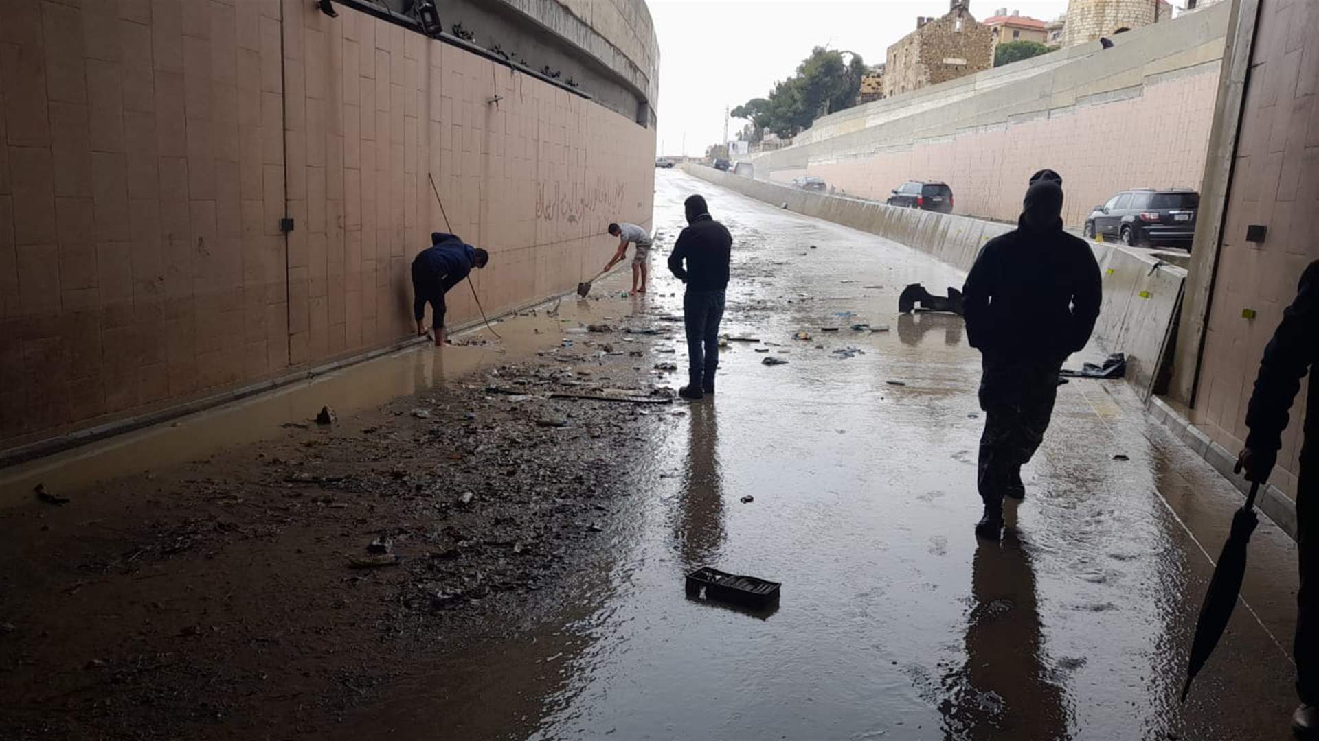 التحكم المروري: بعد المتابعة والتنسيق مع فرق الصيانة بوزراة الاشغال تم معالجة المياه داخل نفق بحمدون
