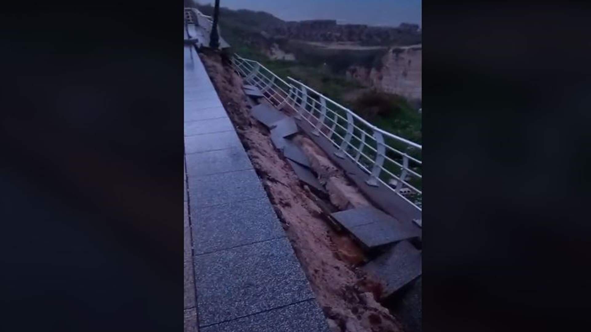 انهيار جزء من رصيف كورنيش الروشة بسبب الأمطار (فيديو)