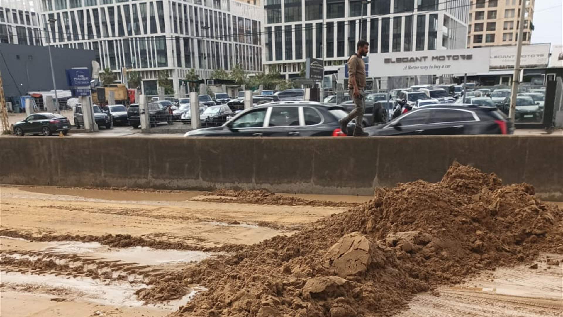 التحكم المروري: عناصر من مفرزة سير الجديدة تعمل على معالجة ورفع الاتربة عن اوتوستراد الضبيه 