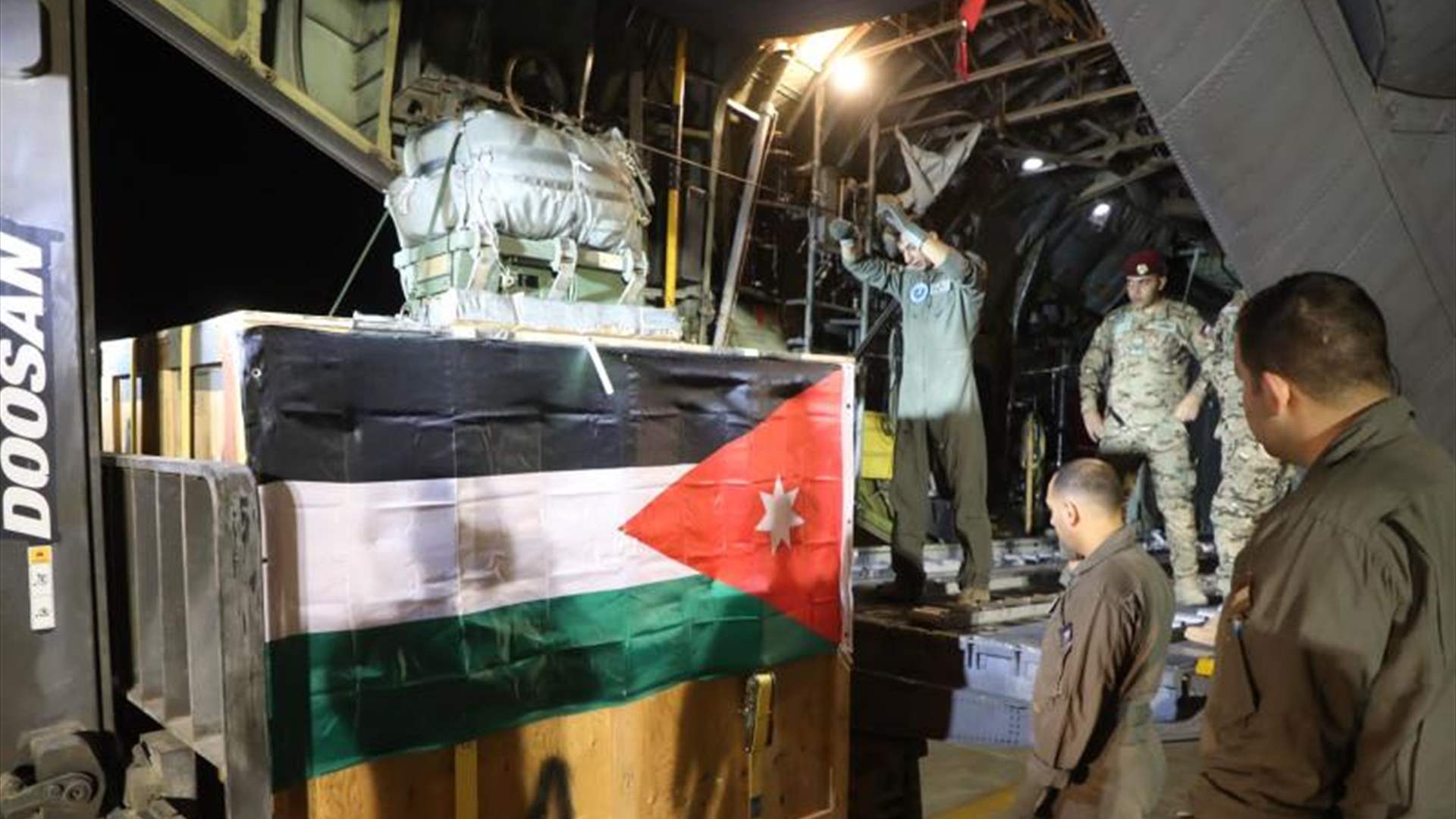 الأردن يعلن إنزال مساعدات جوًا لمحاصرين في كنيسة في غزة