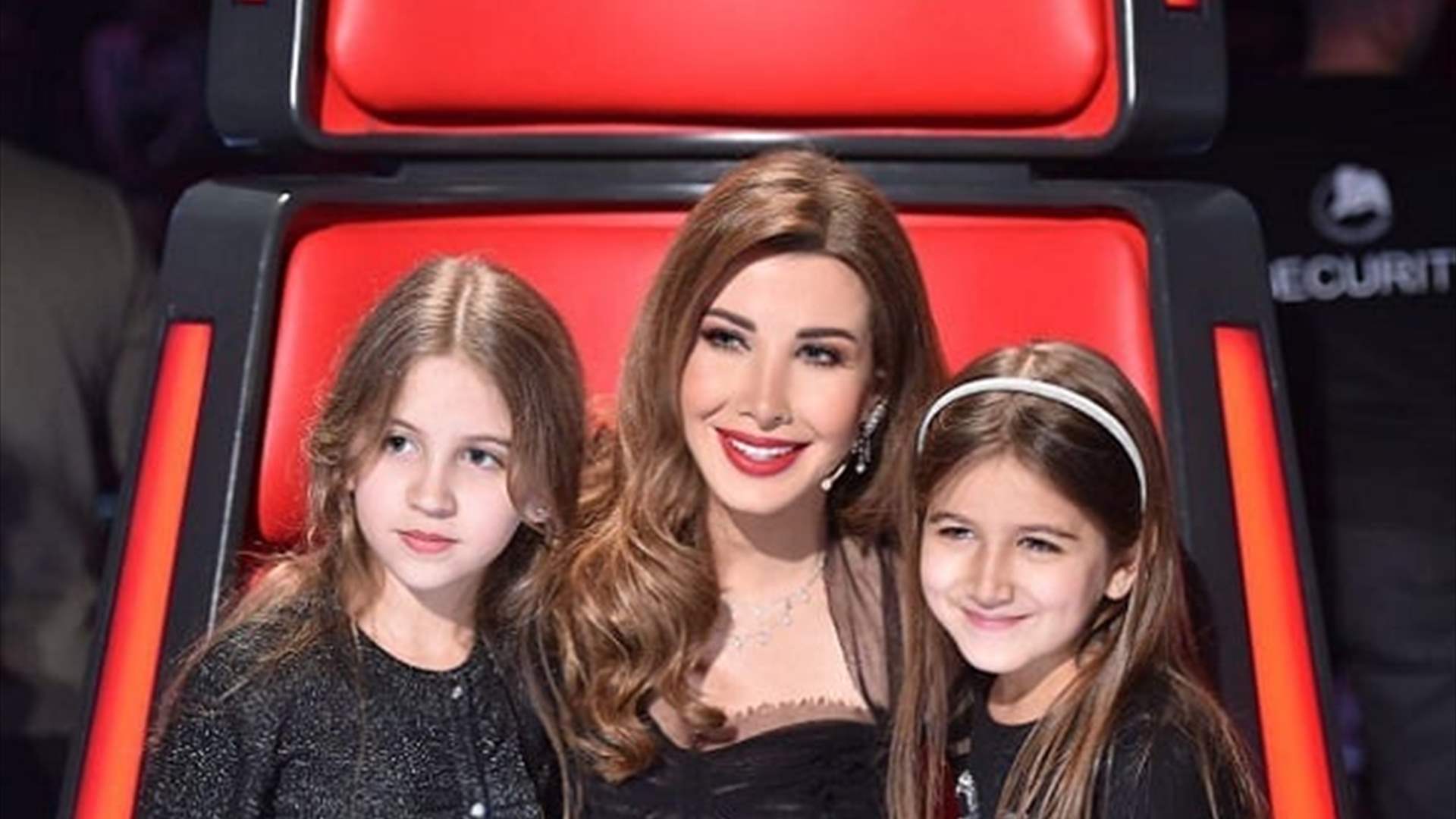 نانسي عجرم وبناتها ضمن أجواء ميلادية... ومعايدة للناس على طريقتهنّ الخاصة! (فيديو)