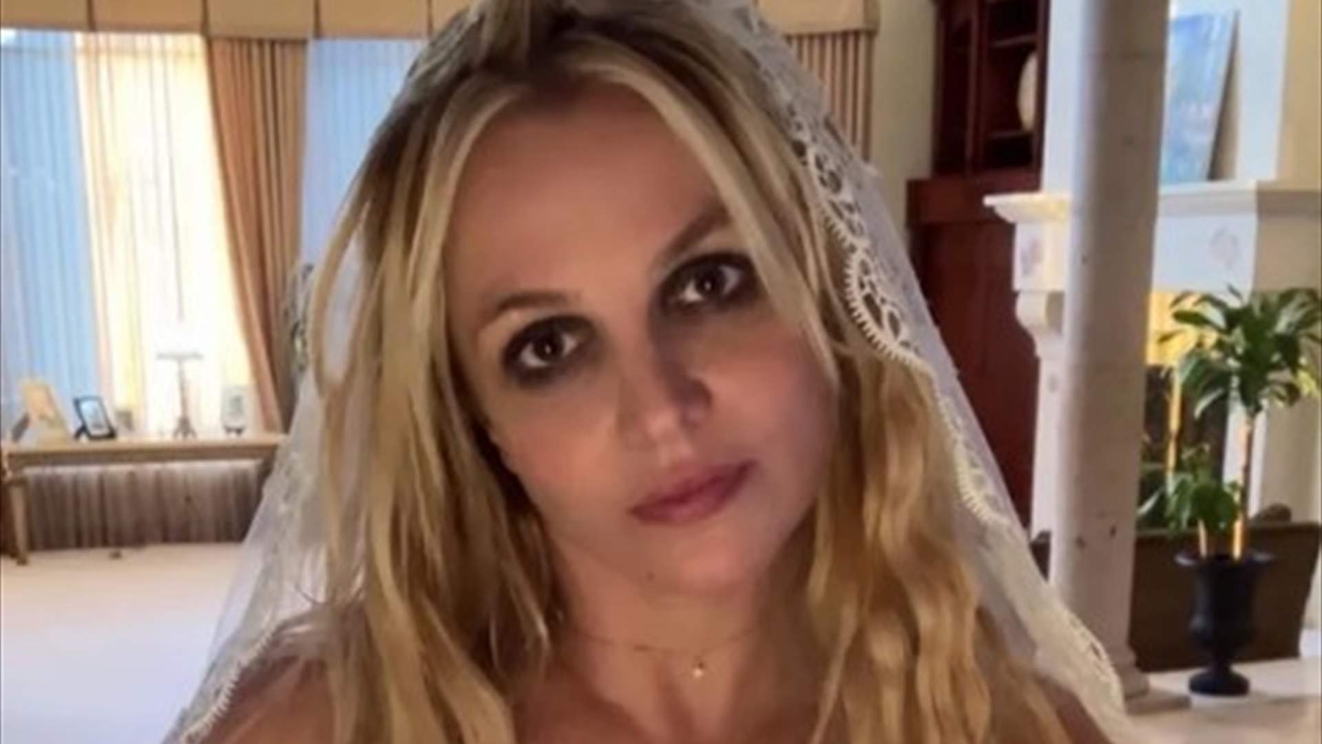 بريتني سبيرز في إطلالة "مثيرة" أثناء ركوب الخيل... بالبيكيني الأزرق! (فيديو)