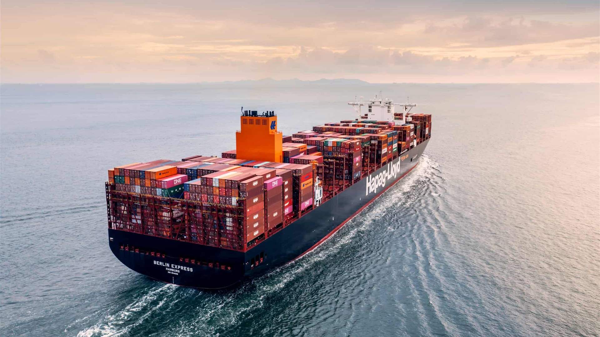 Hapag-Lloyd: Situation still dangerous, no permission to resume Suez Canal passage