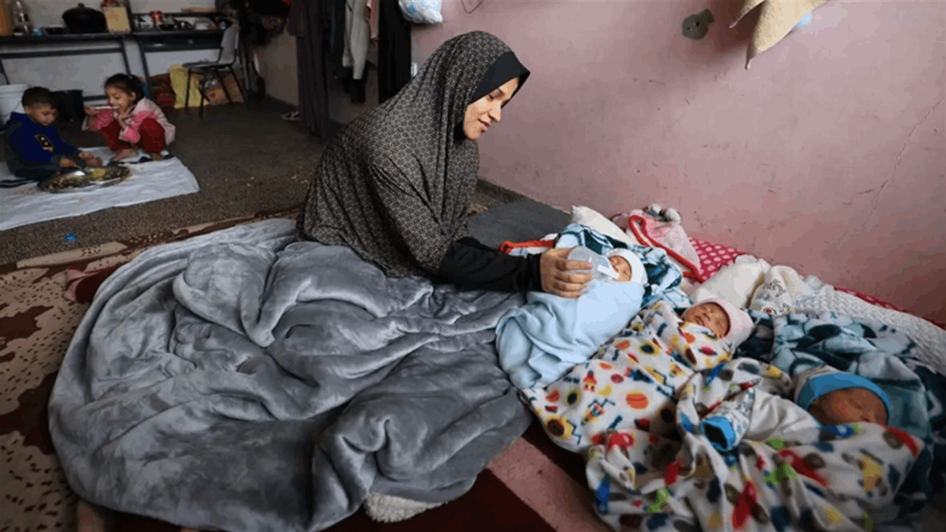 وسط القصف والقتال... نازحة فلسطينية تنجب أربعة توائم في غزة! (فيديو)