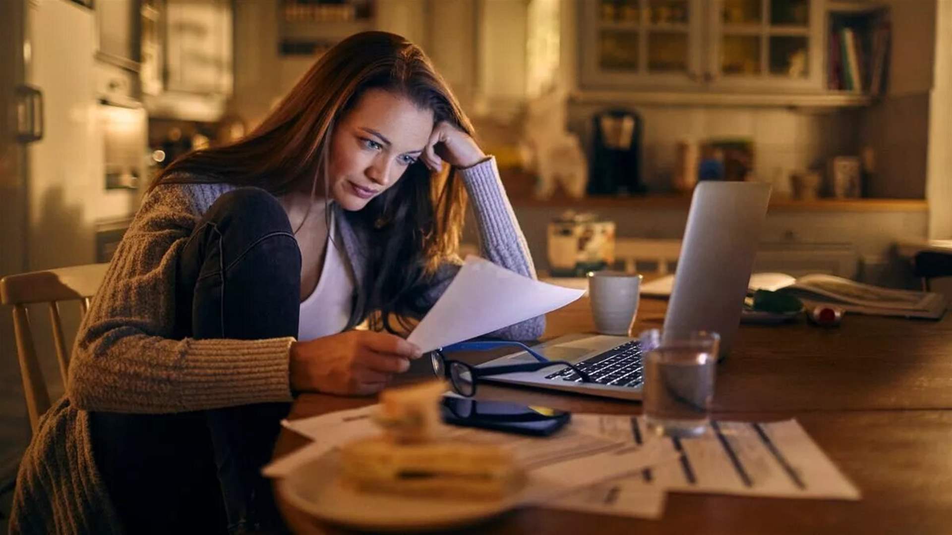  احتفلت بعيد الميلاد مع عائلتها في منزل أخت زوجها... ما حصل معها بعد ذلك كان صادما: فاتورة قلبت الموازين!