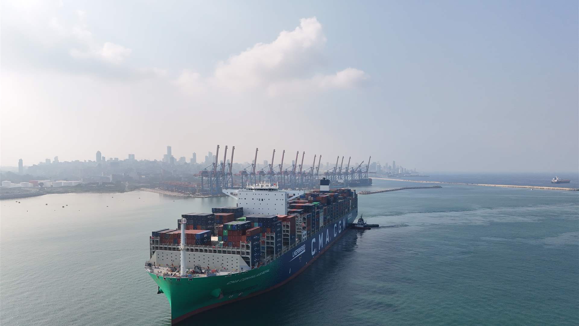 CMA CGM Palais Royal أكبر سفينة حاويات في العالم تعمل على الغاز الطبيعيّ المسال ترسو في مرفأ بيروت