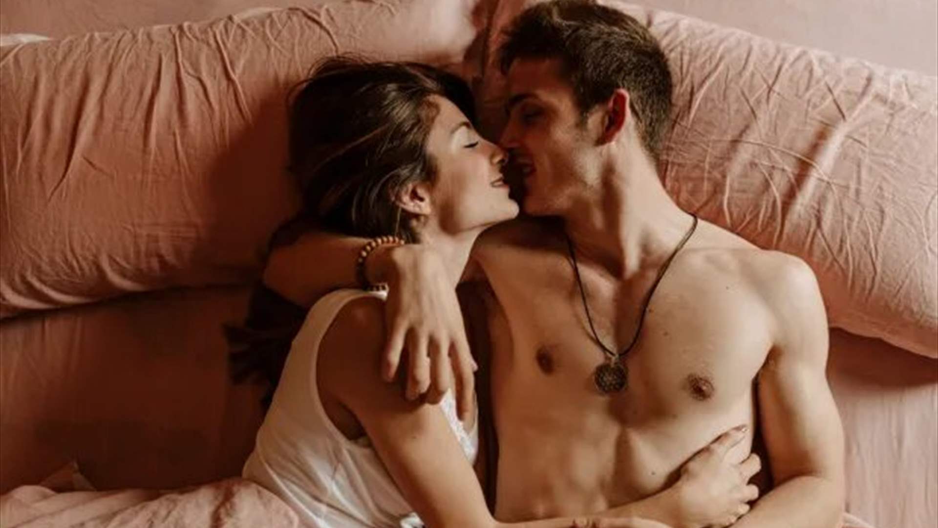 يخونها للمرة السابعة... والسبب: ما عاشه خلال طفولته؟