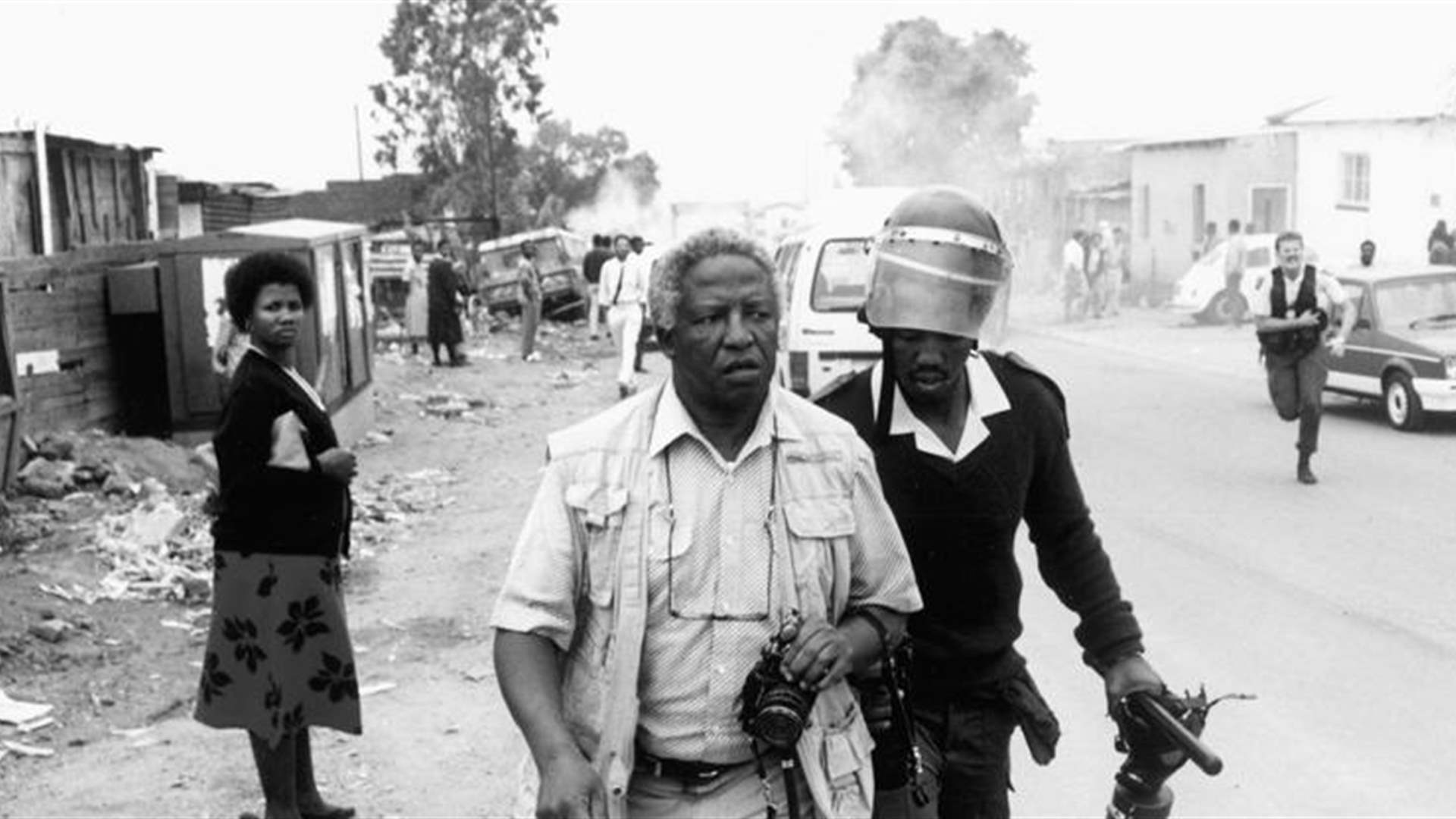 وفاة مصوّر جنوب إفريقي شهير وثّق طوال عقود عنف نظام الفصل العنصري