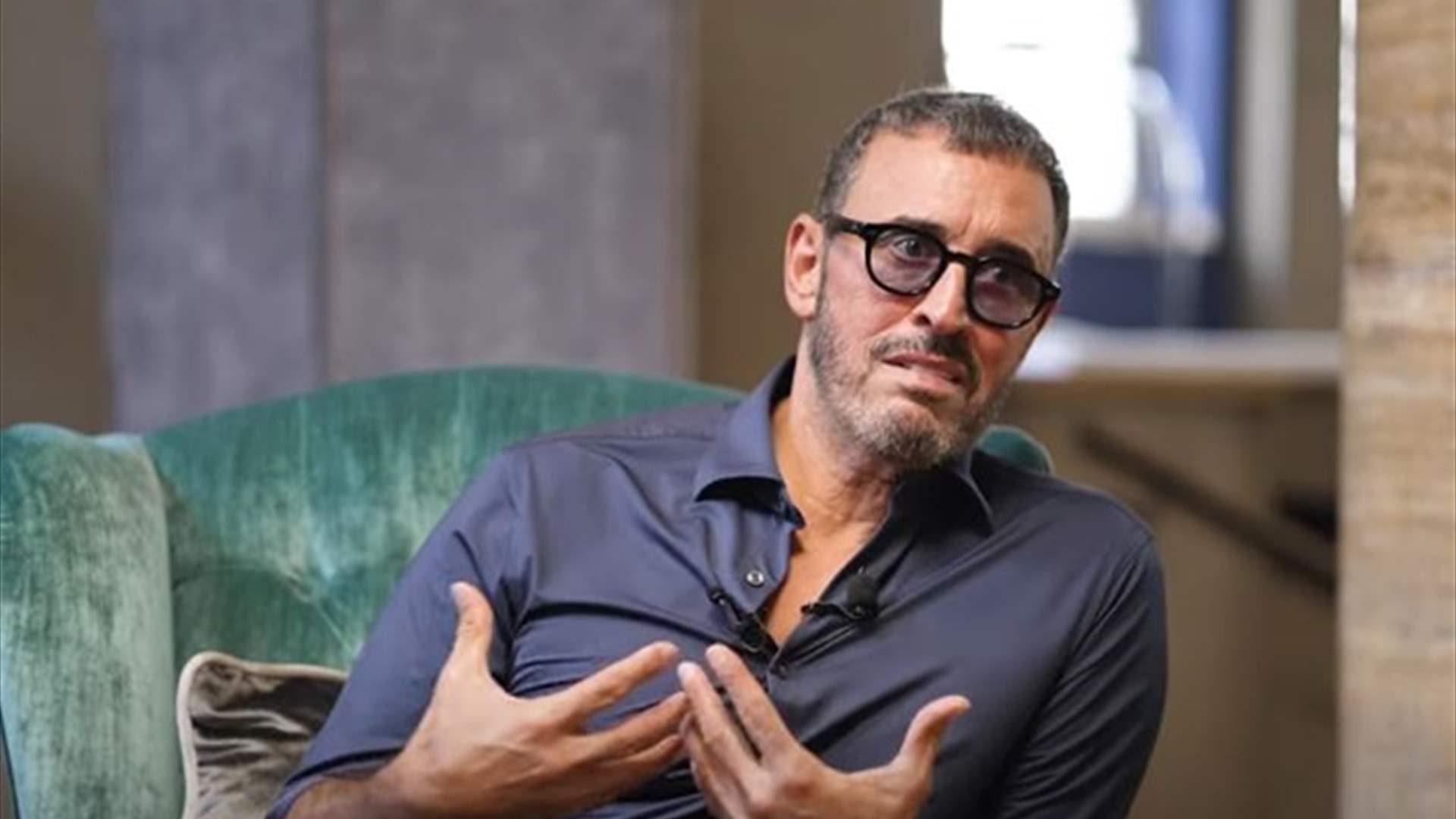  طفل يقتحم حفل كاظم الساهر... خلع سترته على المسرح وفاجأه بما فعله (فيديو) 