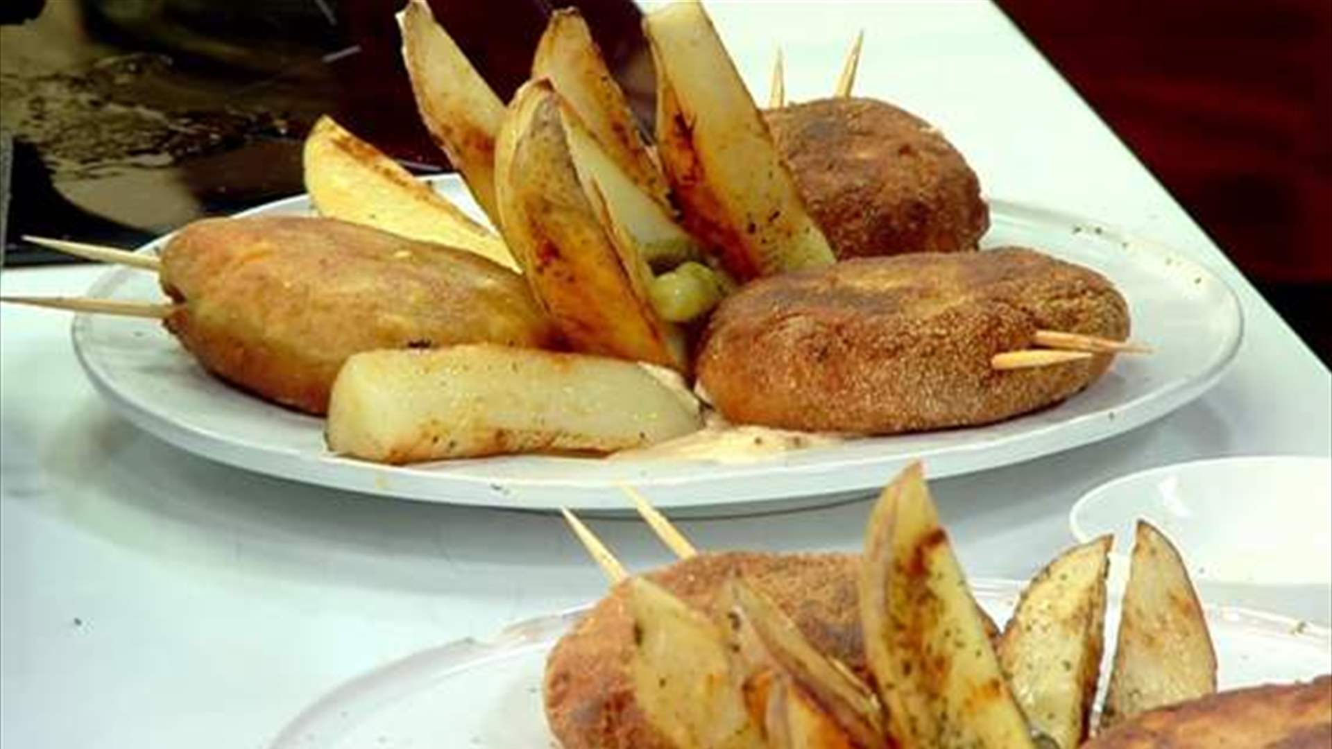 وصفتان مميزتان... شرائح الدجاج المقرمشة وحلوى الشوكولا السائلة مع الشيف فادي زغيب! (فيديو)