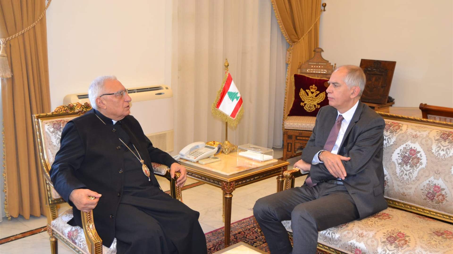 العبسي يعرض مع ماغرو الاوضاع العامة