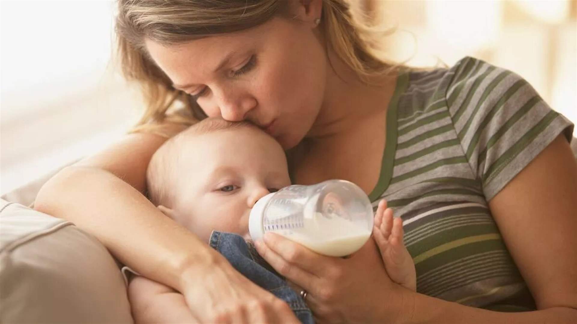 لهذا السبب الصادم... أم فضّلت إعطاء الحليب المصنّع لطفلها بدلا من إرضاعه!