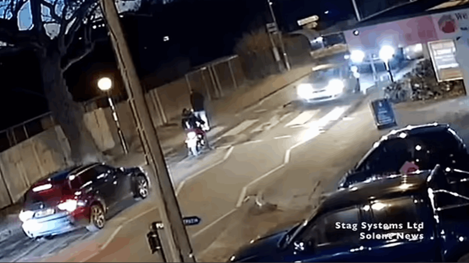 مشهد مروع... شاب يدهس عاملة ستينية على الطريق في هذا البلد! (فيديو)