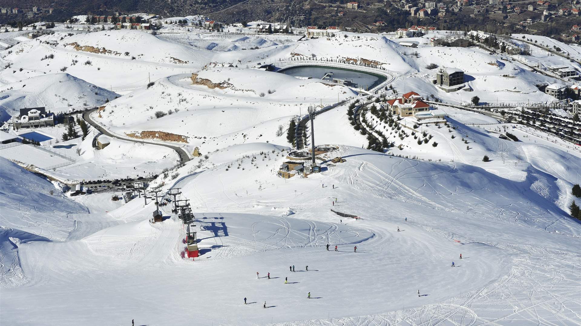 Lebanon&#39;s &#39;ski sector&#39; faces crisis: Delayed season and lack of snow