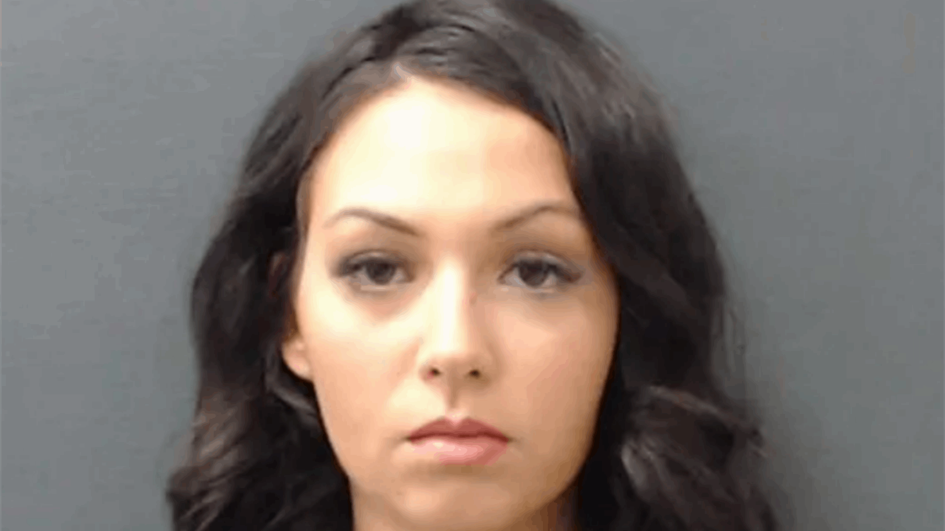 اتهموها بأنها قريبة جدًا من طلابها ثم ظهرت الحقيقة الصادمة... ما جمع المعلمة بطالبها جريمة: ووالده كان يعلم!