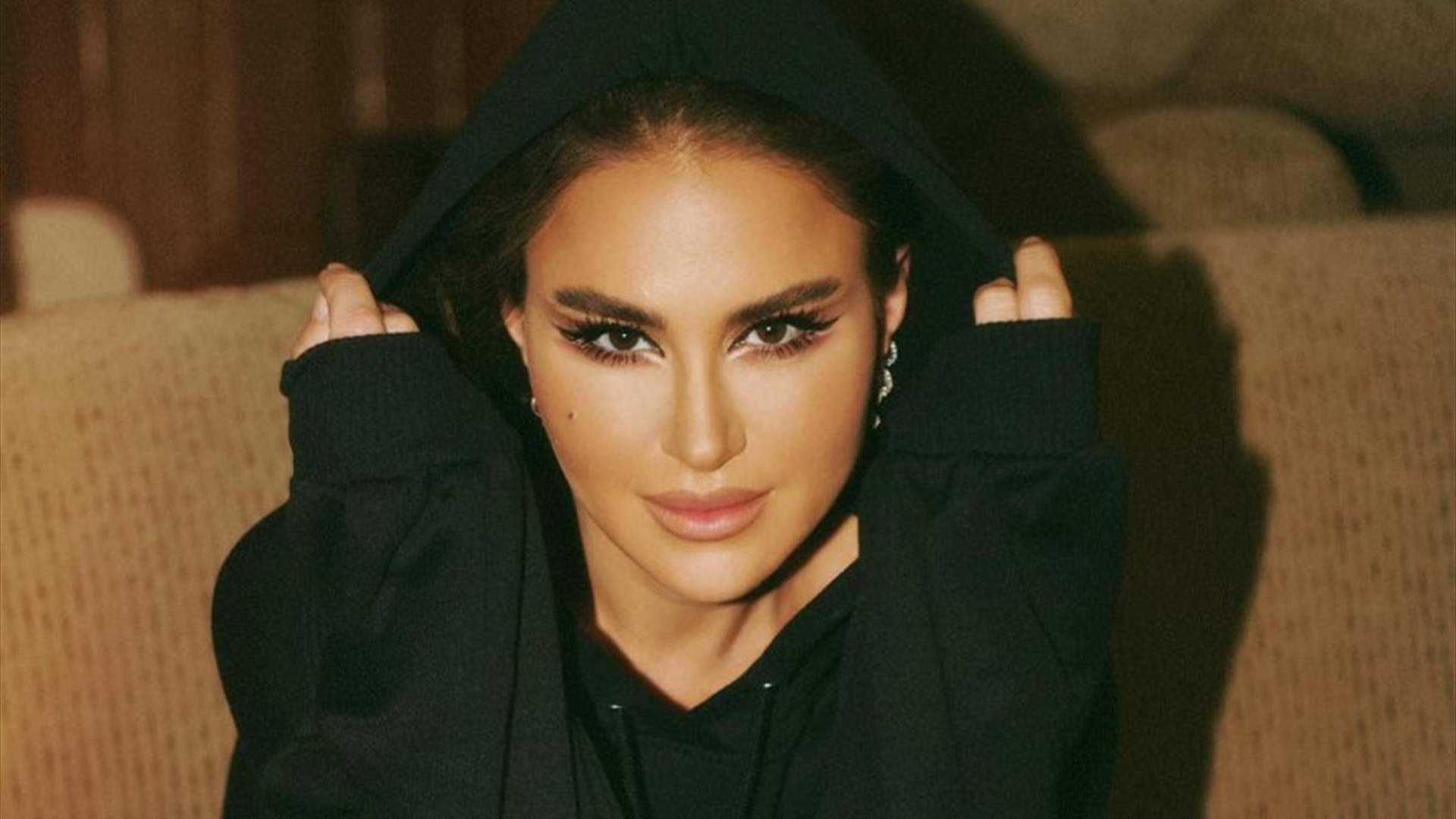 ديما قندلفت بروب الاستحمام الزهري.. والجمهور يعلّق بطرافة: "وين العربجي يربّيها" (صورة) 