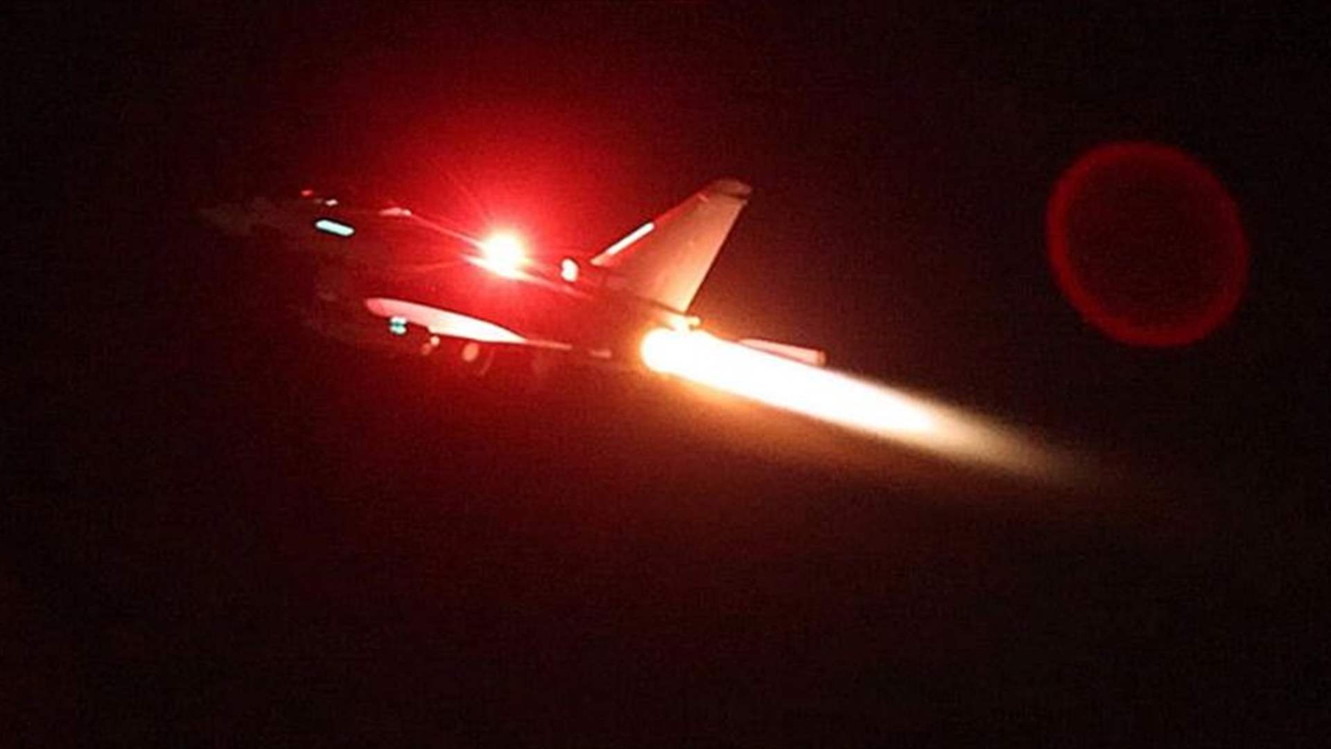 الحوثيون أطلقوا صاروخا مضادا للسفن بعد الضربات الأميركية والبريطانية في اليمن