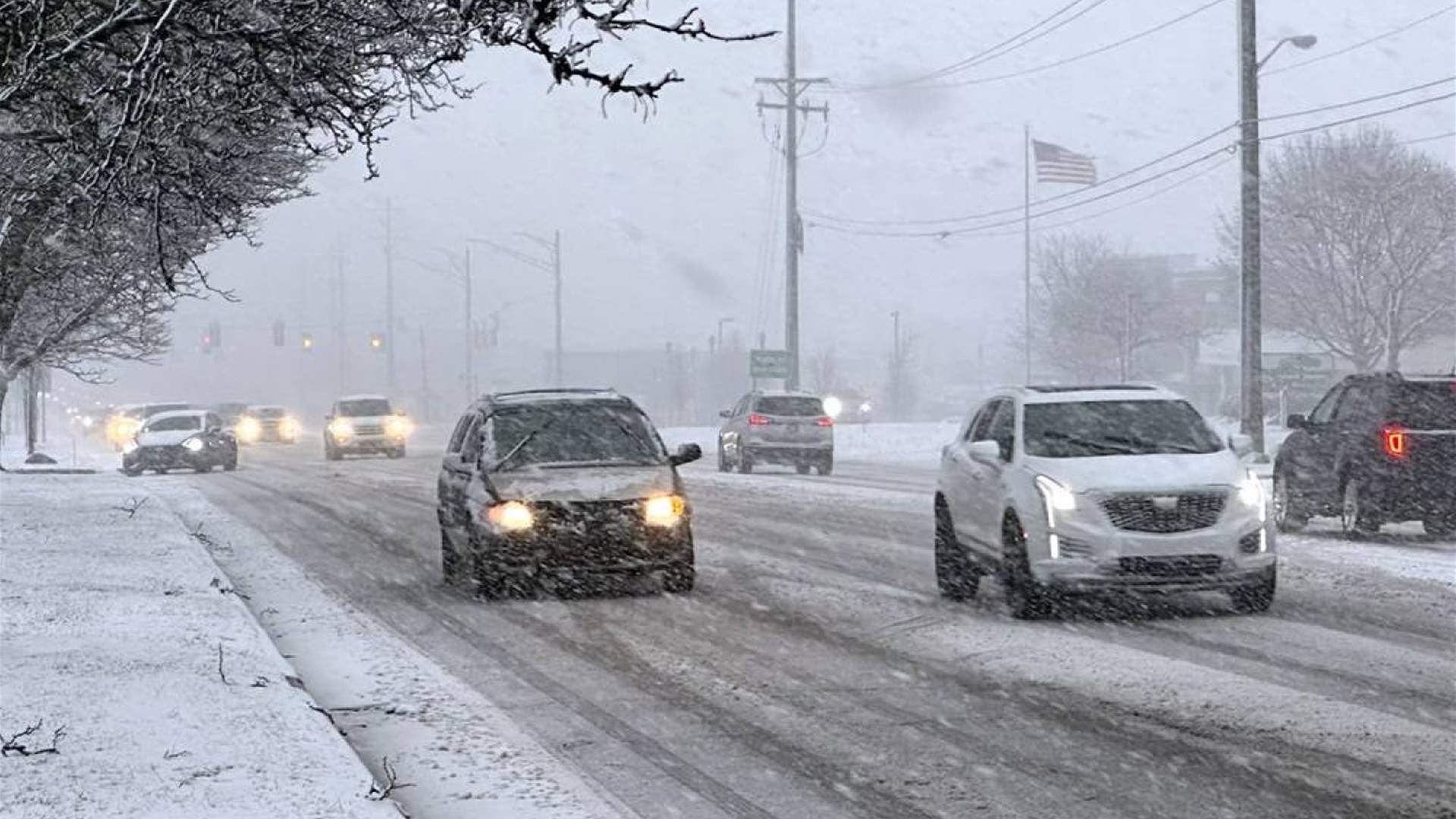 Winter storm strikes US Midwest, leave thousands without power