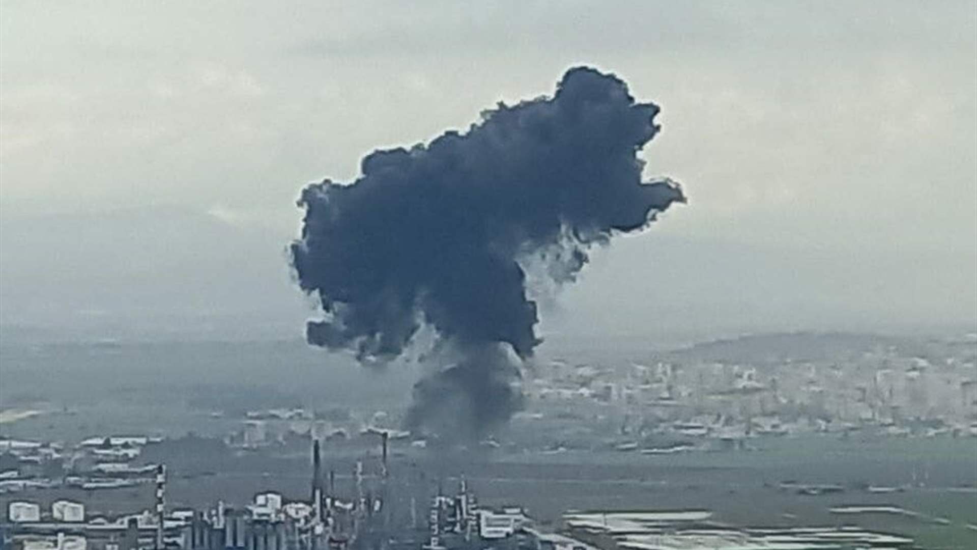 Israeli media: Massive explosion sounded in Haifa Bay near oil refineries