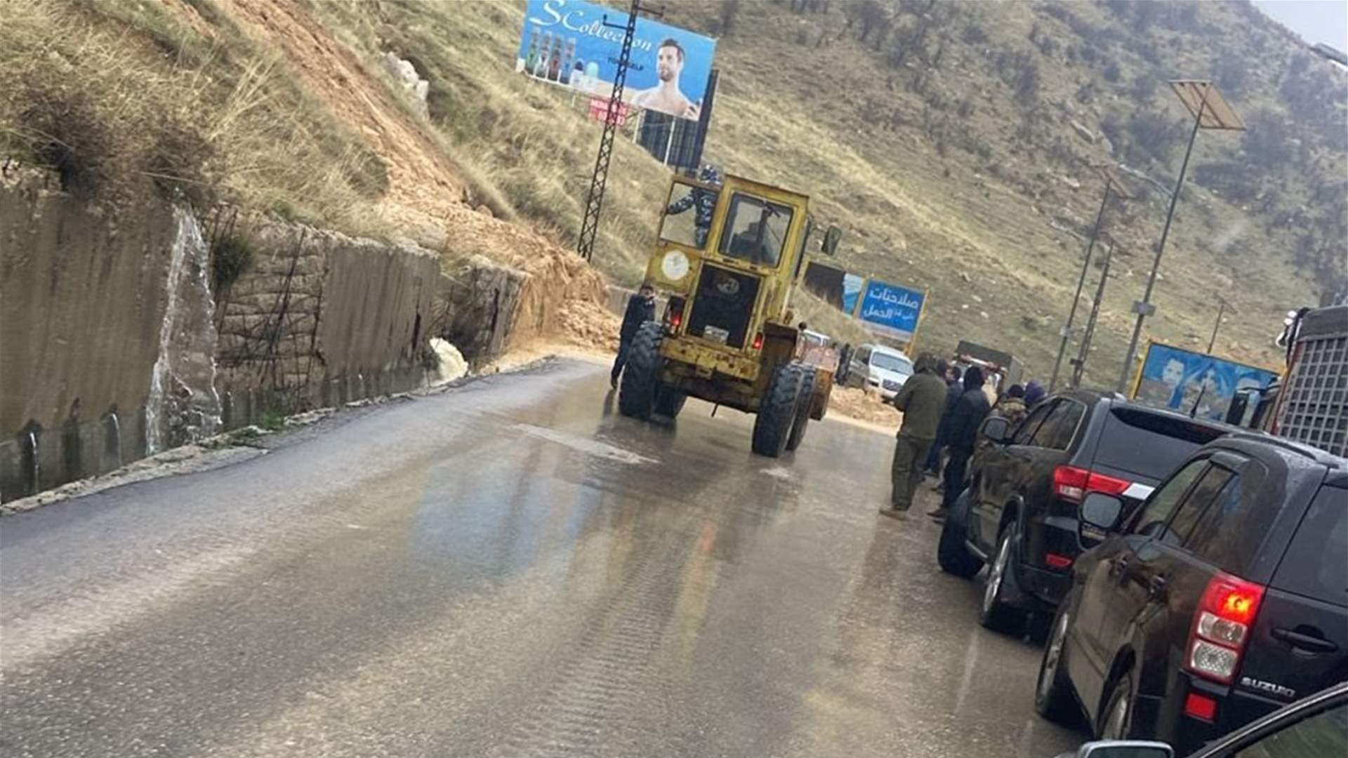 حمية: آليات وزارة الأشغال العامة والنقل تحركت فوراً لرفع الأتربة والصخور عن الطريق الدولي ضهر البيدر والتي جرفها السيل من الأعلى