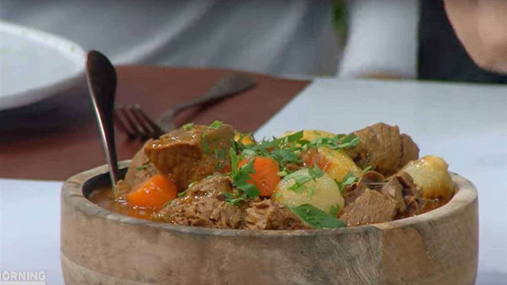 تعلموا تحضير يخنة اللحم مع الأرز والخضار بطريقة لذيذة مع الشيف حنا طويل! (فيديو)