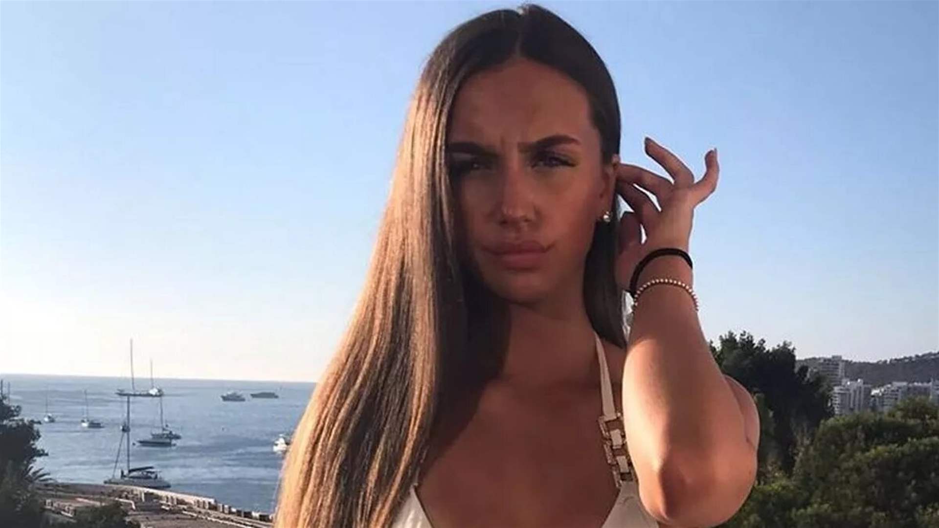 أرسلت "سيلفي" لأصدقائها ولكنها لم تتوقع هذه المفاجأة المرعبة... لم تكن وحدها في الصورة! (صور)