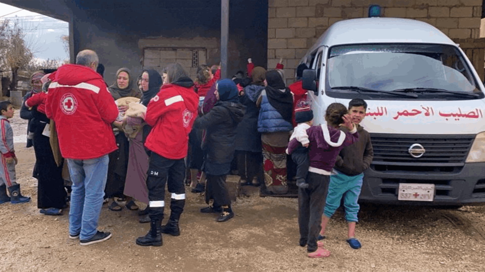 طواقم الصليب الأحمر أدخلت بمؤازرة شاحنات الجيش مساعدات الى أهالي بلدتي السماقية وحكر الضاهري