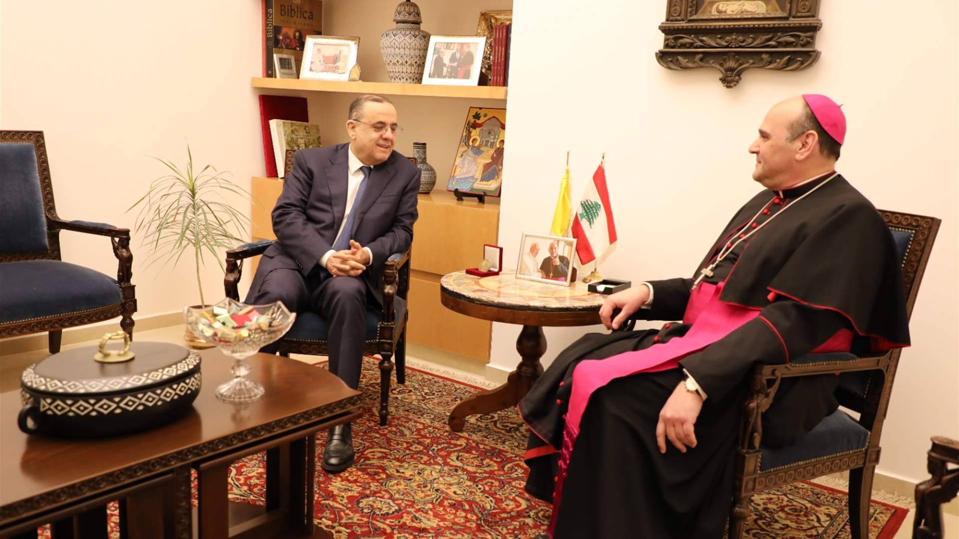 البيسري زار السفير البابوي... 