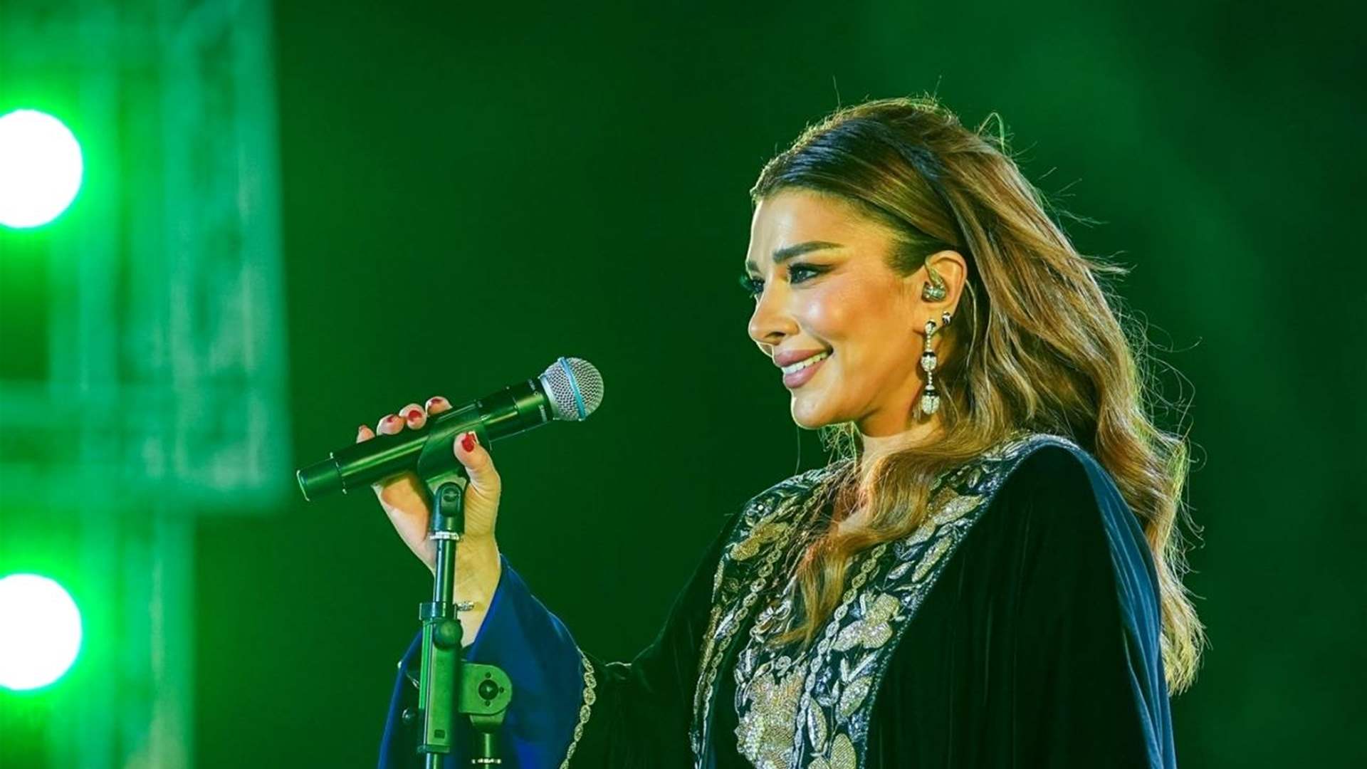 "فصلت على واحد لابس نص كم"... أصالة نصري تضع معجباً في موقف محرج (فيديو)