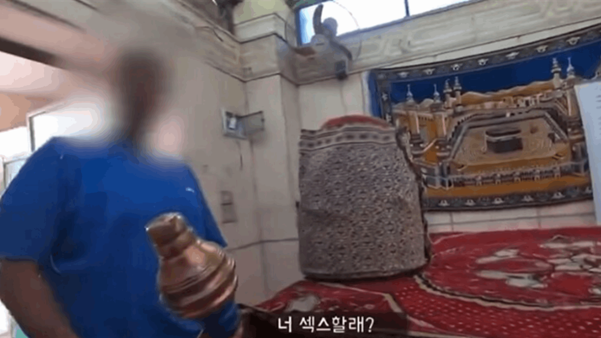 فيديو "محاولة اغتصاب سائح في ضريح" في بلد عربي يجتاح مواقع التواصل... ما القصة؟ 