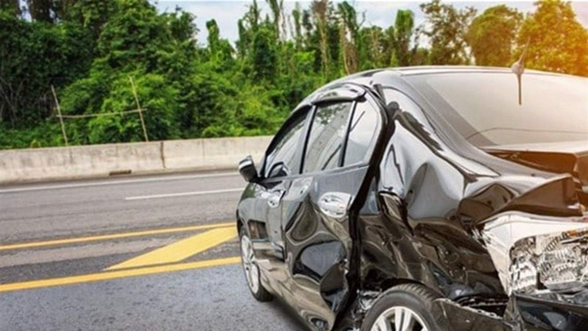 حادث سير بين سيارة تاكسي وباص مدرسة