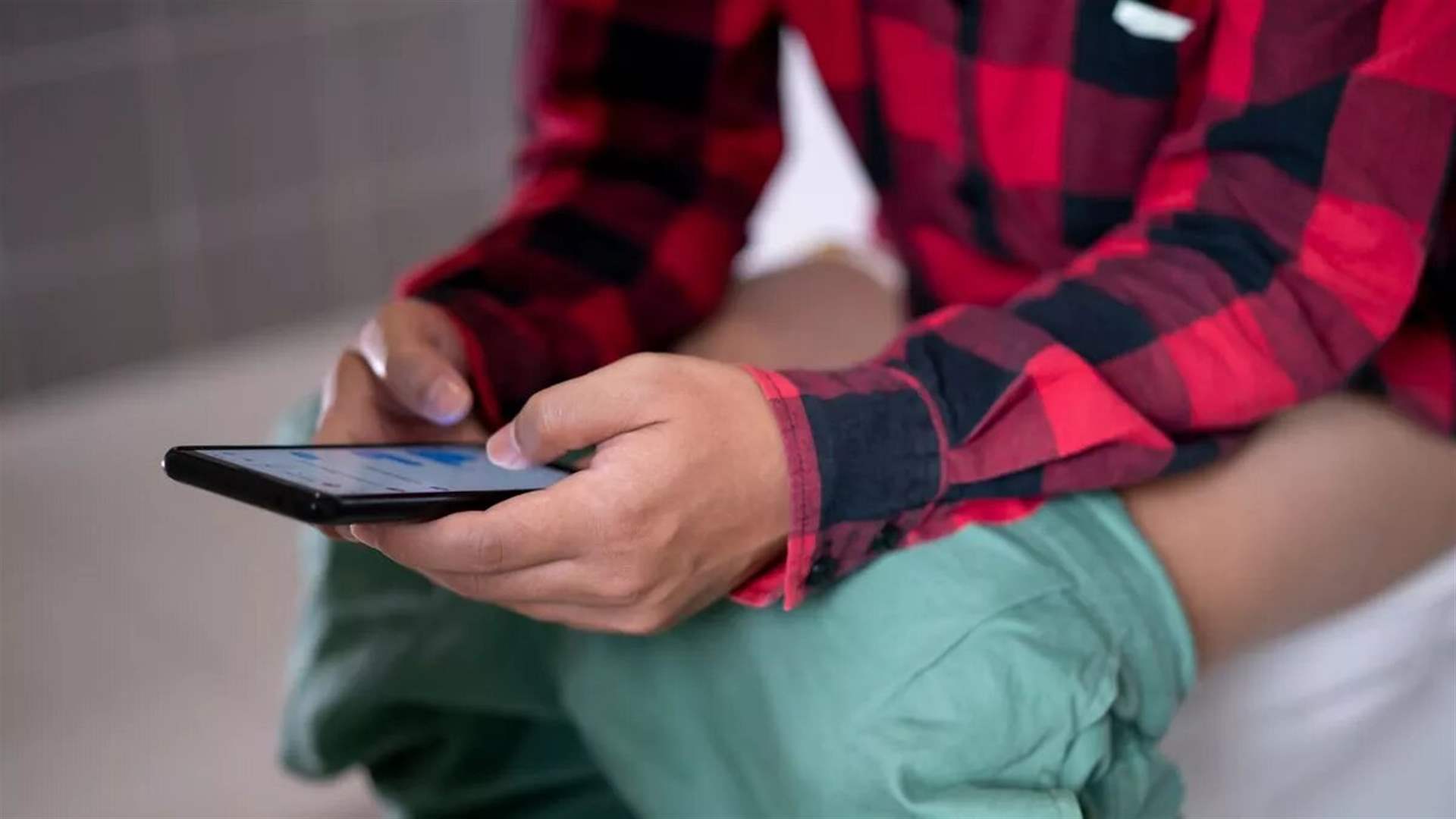 ماذا يحدث أثناء استخدام الهاتف في المرحاض؟ دراسة تكشف المستور!