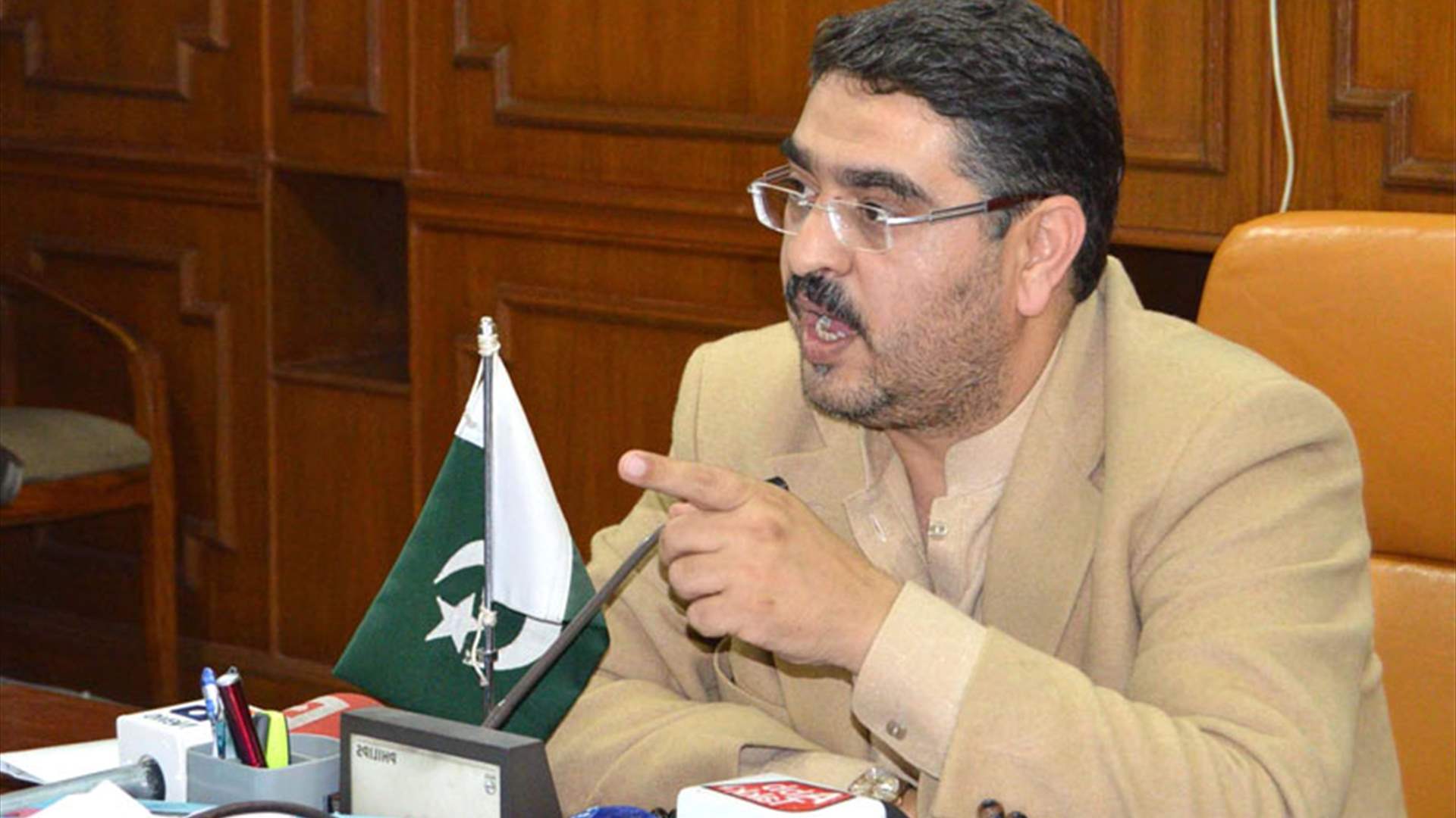 Pakistan&#39;s civil, military leaders to review Iran standoff