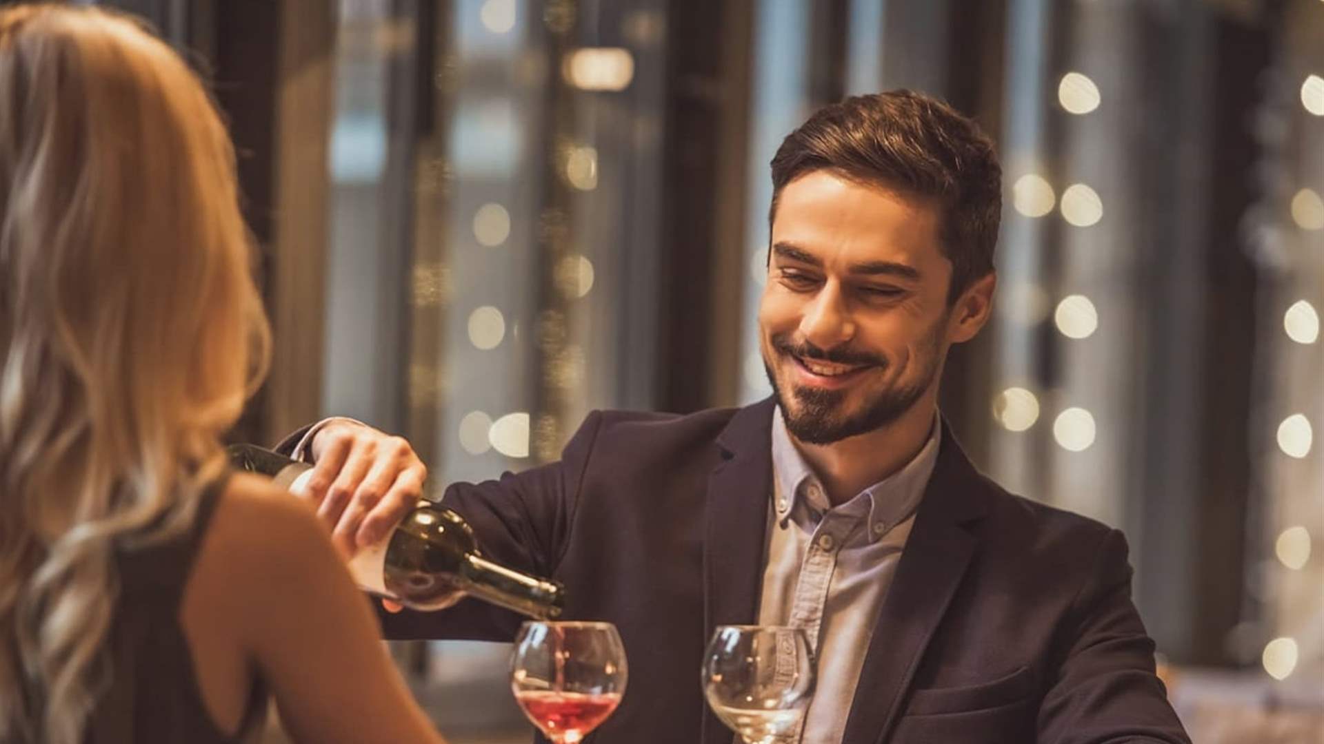 طلب منها دفع الفاتورة في موعدهما الغرامي الأول...والسبب غريب وصادم!
