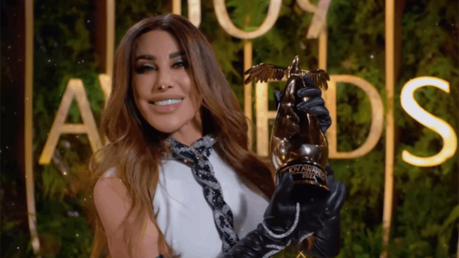 نجوى كرم تحتفل بفوزها بجائزة صناع الترفيه الفخرية في حفل Joy Awards 2024: بتمنى كون قدّ مسؤولية بلدي! (فيديو)